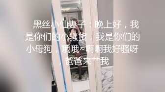 花裙小少妇和家人一起逛公园，这么短的裙子也不打底很有良心薄丝性感蕾丝透明粉N包裹肥臀