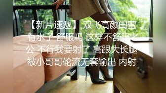 绿帽老婆帮单男舔几把