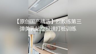 穿着紧身红色衬衣的娇小妹子被猛男抱着大鸡巴啪啪浪叫受不了