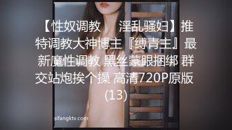 没有男人的新娘一个人玩的也很嗨，新娘装无毛白虎逼陪狼友发骚，逼逼里夹着大黑牛菊花里塞着跳蛋高潮喷水