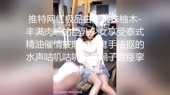 3P前后夹击，边舔屌边被后入，这妹妹有点骚呀