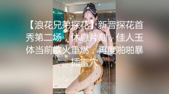 生意不好做,服装店关门带店员店里开秀,壹人战三女,躺着等妹子主动换着坐上来