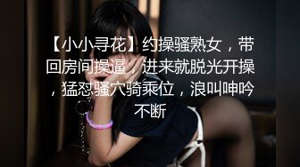 两个风骚轻熟女美少妇的诱惑，全程露脸豹纹情趣丝袜，揉奶玩逼拿着道具抽插，浪叫呻吟不止