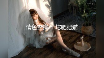 万达超市小脸妹妹服务员，身材娇小温柔型的眼镜女孩，工作不忙来上厕所，我拍下了她的小粉穴。