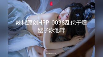 【新速片遞】 家里的淫妻骚母狗被大哥调教的真不错，乖巧听话丝袜高跟，跪着给大哥舔鸡巴，草遍房间各处地方浪叫呻吟不止