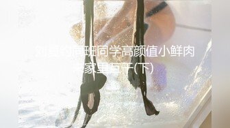 【新片速遞】化妆品公司女厕聊天一字眉女职员❤️湿软的唇肉被毛包住了两端喷尿