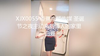 商场抄底美女穿着透明内裤被男友伸进裙子摸屁股