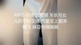 好骚的小娘们儿 辰辰 嘴唇轻嗔不已 好似要滴出水来上中下三路合攻下 艷光四射