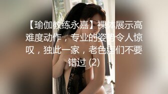  苗条贫乳小姐姐被眼镜男各种操，骑乘抽插后入撞击，边后入边给旁边小哥打飞机