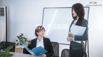 KTV厕所偷拍喝醉的美女趴在马桶上吐 来个捡尸的屌丝男把她内裤脱了想上她