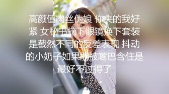 十月最新魔手外购精品厕拍《顶级颜值》美女呕吐大号牛仔裤美女嘘嘘完把两根手指头深深插进了喉咙里抠