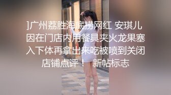 颜值情侣，躺床上死懒不爱动，侧睡抱在一起后入，有这么个漂亮女朋友，看把小伙子乐的双手抓奶！