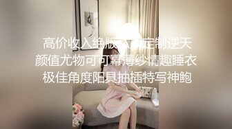 叼嘿哥勾搭1牛仔裙甜美妹纸，张开双腿掰穴揉搓闭眼享受，抬双腿抽插上位骑乘，扶着屁股一下下撞击